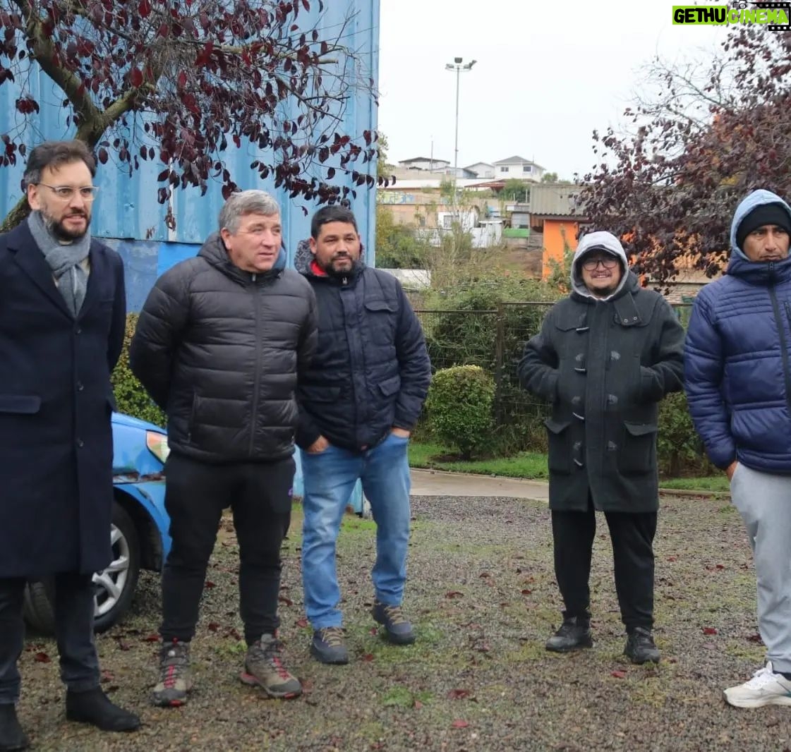 Karol Cariola Instagram - Hoy visitamos al club @ugn_oficial en el sector de Glorias Navales en Viña del Mar junto a @tomascovacich , seremi de Bienes Nacionales y @karolcariolaoliva , presidenta de la Cámara de Diputadas y Diputados para avanzar en gestiones en beneficio de la organización. #UnionGloriasNavales #Deporte #ViñadelMar #Diputado #TomasDeRementeria