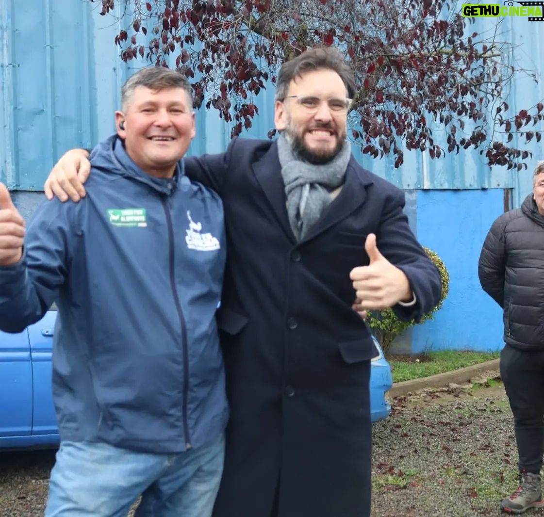 Karol Cariola Instagram - Hoy visitamos al club @ugn_oficial en el sector de Glorias Navales en Viña del Mar junto a @tomascovacich , seremi de Bienes Nacionales y @karolcariolaoliva , presidenta de la Cámara de Diputadas y Diputados para avanzar en gestiones en beneficio de la organización. #UnionGloriasNavales #Deporte #ViñadelMar #Diputado #TomasDeRementeria