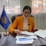 Karol Cariola Instagram - Me pillaron justo post #CuentaPública haciendo un recuento de los ejes que estableció hoy el presidente Gabriel Boric, así que les dejo un resumen muy ejecutivo de lo que fue esta jornada con algunos puntos que valoro profundamente, y que impactan favorablemente en la vida de las chilenas y chilenos, como la ley de equidad salarial, la ley de pago de pensiones de alimentos, el acuerdo que estableció con la CUT en materia de derechos laborales, entre otras❤️‍🩹 Y ustedes, ¿vieron hoy la Cuenta Pública? En caso de que no la hayan visto completa o quieran repetirla, les dejó el link en historias✨