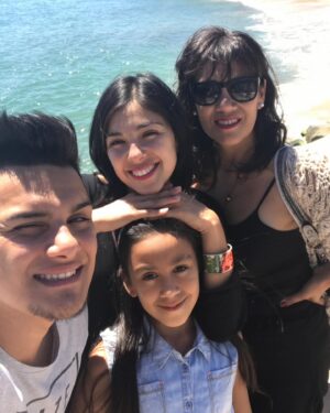 Karol Cariola Instagram - Feliz día a mi madre hermosa y a todas las madres del mundo ❤️

Mi madre ha sido un pilar fundamental en mi vida, es la persona más incondicional que conozco, ella me enseñó a leer y escribir, siempre me apoya aunque no esté deacuerdo, me inculcó que para cada prueba en la vida hay que prepararse y actuar con convicción, mi mamá me ha enseñado muchas cosas... Por eso le agradezco infinitamente su amor profundo, por estar siempre pensando en nosotros, sus hijos/as.

#LaMaternidadSiempreDebeSerUnaDecisión
#MaternidadPorOpcion
#AmorDeMamá