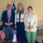 Karol Cariola Instagram - Reunión protocolar con Embajadora de Estados Unidos en Chile, Bernadette Meehan 🇺🇸 Junto al vicepresidente Eric Aedo @ericaedojeldres recibimos la visita de la embajadora Bernadette Mehan @embajadaeeuucl con quien conversamos sobre la historia de más de 200 años de relaciones diplomáticas con EE. UU y los desafíos comunes de nuestras naciones amigas en pos de la cooperación, respeto y protección de nuestras democracias🤝🏼
