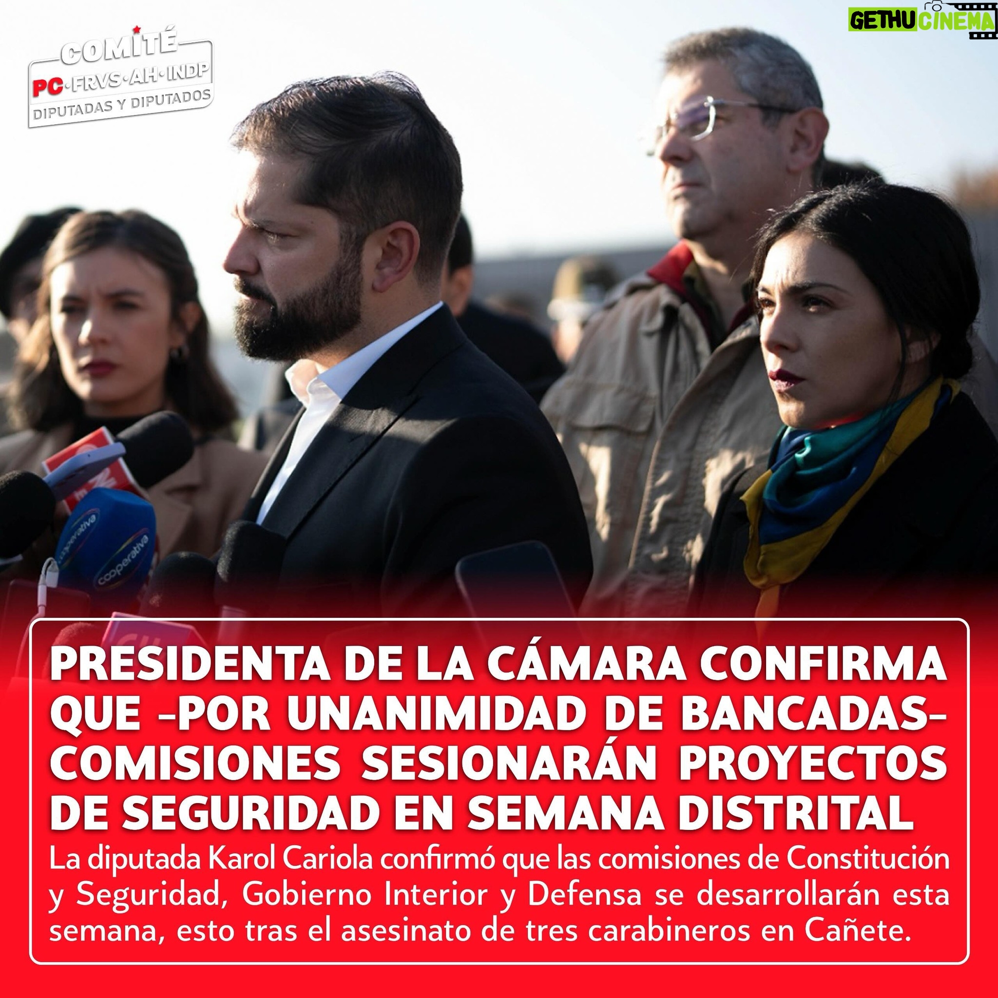 Karol Cariola Instagram - 🔴📢 La diputada @karolcariolaoliva , presidenta de la Cámara tuvo palabras para la institución de #Carabineros ante el asesinato de tres de sus funcionarios indicando que “creemos que es tremendamente doloroso que en el aniversario número 97 de esta institución tan importante para nuestro país, tengamos que estar conmemorando con el dolor que para Chile significa que tres compatriotas sean asesinados de manera horrorosa, como lo acabamos de ver. Queremos entregar las condolencias a su familia, a sus compañeros de trabajo, a cada una de las personas y amigos que convivieron con ellos y lamentablemente hoy tenemos que volver a plantear y poner sobre la mesa que estamos pasando y viviendo una situación compleja y difícil como país”. 👉🏻 La primera autoridad de la Cámara de Diputadas y Diputados relevó la necesidad de un trabajo conjunto de los distintos sectores político “porque efectivamente para enfrentar este flagelo, para enfrentar esta situación y para que nunca más en Chile vuelva a ocurrir una situación como esta, tenemos que enfrentarlo de conjunto y ser un solo cuerpo de unidad contra el crimen organizado, contra los delincuentes y contra quienes finalmente tienen tan poco valor por la vida”. 👉🏻 Cariola manifestó que la decisión de sesionar durante la semana distrital responde a una solicitud de la unanimidad de bancadas “que han estado planteando la voluntad expresa de utilizar nuestra semana distrital para trabajar en el tratamiento de proyectos legislativos que vienen pendientes hace un tiempo, que son parte de los proyectos que están pendientes del fast track de seguridad, como por ejemplo la ley de inteligencia, la ley que establece el rol preventivo en seguridad de los municipios y además de las reglas del uso de la fuerza. Entre otras iniciativas legislativas que, hoy día creemos son importantes para avanzar y contribuir desde el espacio que nos corresponde en mejorar las condiciones de seguridad de nuestro país”. 👉🏻 En lo concreto, se convocará a sesión de Sala para el día jueves en caso que los proyectos de ley descritos sean despachados desde las comisiones que trabajarán debatiendo los días lunes y martes.