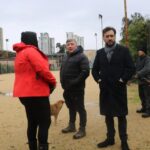 Karol Cariola Instagram - Hoy visitamos al club @ugn_oficial en el sector de Glorias Navales en Viña del Mar junto a @tomascovacich , seremi de Bienes Nacionales y @karolcariolaoliva , presidenta de la Cámara de Diputadas y Diputados para avanzar en gestiones en beneficio de la organización. #UnionGloriasNavales #Deporte #ViñadelMar #Diputado #TomasDeRementeria