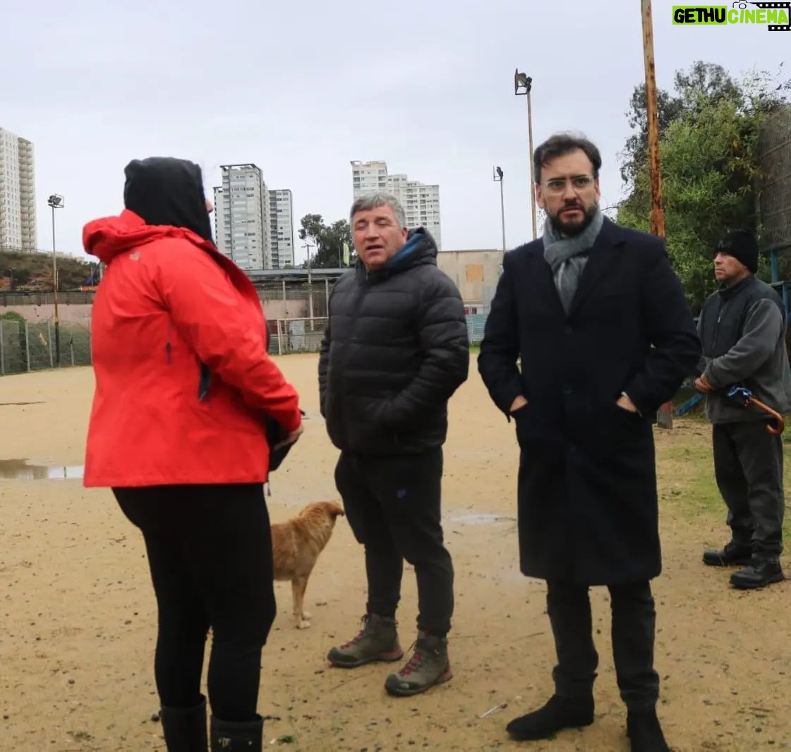 Karol Cariola Instagram - Hoy visitamos al club @ugn_oficial en el sector de Glorias Navales en Viña del Mar junto a @tomascovacich , seremi de Bienes Nacionales y @karolcariolaoliva , presidenta de la Cámara de Diputadas y Diputados para avanzar en gestiones en beneficio de la organización. #UnionGloriasNavales #Deporte #ViñadelMar #Diputado #TomasDeRementeria