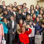 Karol Cariola Instagram - #DíaDeLosPatrimonios ¡Más de tres mil personas ya han visitado la sede Santiago de nuestro Congreso Nacional! 🏛️ Hoy en el Día de los Patrimonios, vivimos una emocionante jornada ciudadana y cultural que nos permite visitar y destacar el patrimonio de nuestro país, abrazar nuestra historia y encontrarnos como ciudadanas y ciudadanos🫂 Dentro de estos edificios se encuentra la historia de quienes nos precedieron, nuestro patrimonio material e inmaterial que nos define como país y que marca nuestro futuro colectivo. ¡Sigamos cuidando lo que nos pertenece y construyámoslo juntas y juntos!