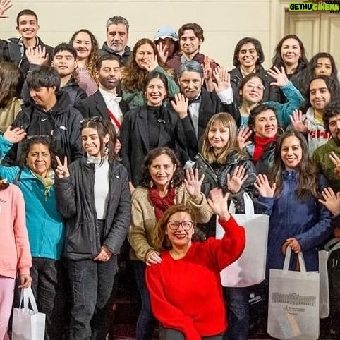 Karol Cariola Instagram - #DíaDeLosPatrimonios ¡Más de tres mil personas ya han visitado la sede Santiago de nuestro Congreso Nacional! 🏛️ Hoy en el Día de los Patrimonios, vivimos una emocionante jornada ciudadana y cultural que nos permite visitar y destacar el patrimonio de nuestro país, abrazar nuestra historia y encontrarnos como ciudadanas y ciudadanos🫂 Dentro de estos edificios se encuentra la historia de quienes nos precedieron, nuestro patrimonio material e inmaterial que nos define como país y que marca nuestro futuro colectivo. ¡Sigamos cuidando lo que nos pertenece y construyámoslo juntas y juntos!