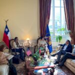 Karol Cariola Instagram - Reunión protocolar con Embajadora de Estados Unidos en Chile, Bernadette Meehan 🇺🇸 Junto al vicepresidente Eric Aedo @ericaedojeldres recibimos la visita de la embajadora Bernadette Mehan @embajadaeeuucl con quien conversamos sobre la historia de más de 200 años de relaciones diplomáticas con EE. UU y los desafíos comunes de nuestras naciones amigas en pos de la cooperación, respeto y protección de nuestras democracias🤝🏼