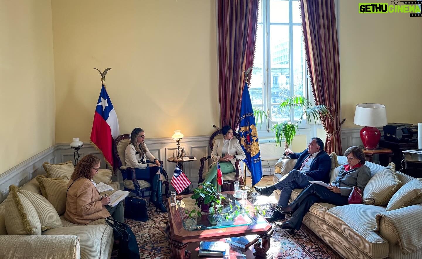 Karol Cariola Instagram - Reunión protocolar con Embajadora de Estados Unidos en Chile, Bernadette Meehan 🇺🇸 Junto al vicepresidente Eric Aedo @ericaedojeldres recibimos la visita de la embajadora Bernadette Mehan @embajadaeeuucl con quien conversamos sobre la historia de más de 200 años de relaciones diplomáticas con EE. UU y los desafíos comunes de nuestras naciones amigas en pos de la cooperación, respeto y protección de nuestras democracias🤝🏼