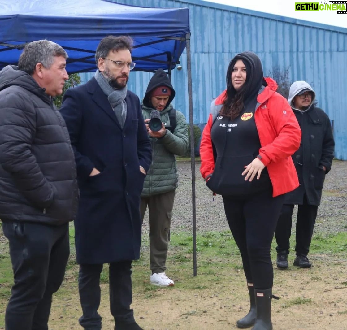 Karol Cariola Instagram - Hoy visitamos al club @ugn_oficial en el sector de Glorias Navales en Viña del Mar junto a @tomascovacich , seremi de Bienes Nacionales y @karolcariolaoliva , presidenta de la Cámara de Diputadas y Diputados para avanzar en gestiones en beneficio de la organización. #UnionGloriasNavales #Deporte #ViñadelMar #Diputado #TomasDeRementeria
