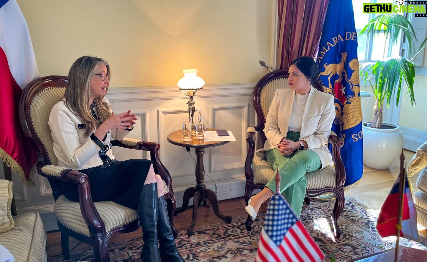 Karol Cariola Instagram - Reunión protocolar con Embajadora de Estados Unidos en Chile, Bernadette Meehan 🇺🇸 Junto al vicepresidente Eric Aedo @ericaedojeldres recibimos la visita de la embajadora Bernadette Mehan @embajadaeeuucl con quien conversamos sobre la historia de más de 200 años de relaciones diplomáticas con EE. UU y los desafíos comunes de nuestras naciones amigas en pos de la cooperación, respeto y protección de nuestras democracias🤝🏼