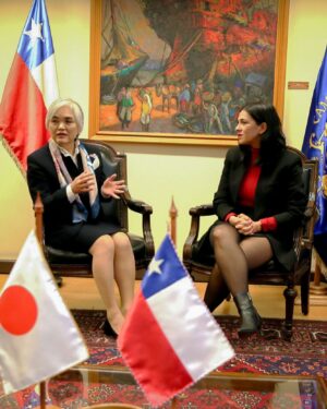 Karol Cariola Instagram - SALUDO PROTOCOLAR EMBAJADORA DE JAPÓN🤝🏼

Junto al vicepresidente Eric Aedo @ericaedojeldres , esta mañana tuvimos el honor de recibir el saludo protocolar de la Embajadora de Japón en Chile, Ito Takako, con quien reafirmamos nuestro compromiso por la cooperación y la integración entre nuestras naciones amigas 🇨🇱🇯🇵