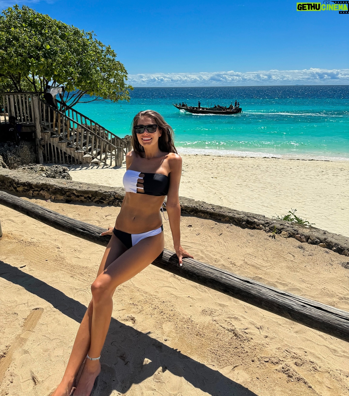 Karolína Kokešová - 2.4K Likes - A přece poslední den zase vylezlo ☀️😍
#Zanzibar #Tanzania