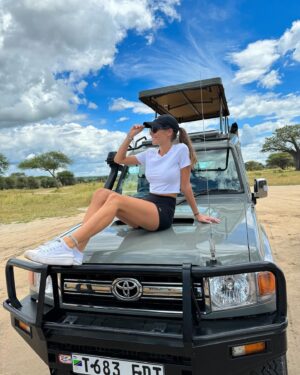 Karolína Kokešová Instagram - Safari girls 🦁👯‍♀️ 
Národní parky Tarangire a NgoroNgoro. 
2 parádní dny, zážitek na celý život. A poštěstilo se nám a sice nemám foto, ale viděly jsme dokonce i leoparda - což je dost vzácnost….prostě nám přešel jen tak přes cestu 😍🐆 
Safari by @ales_malar 
#tanzania #safari #ngorongoro #Tarangire