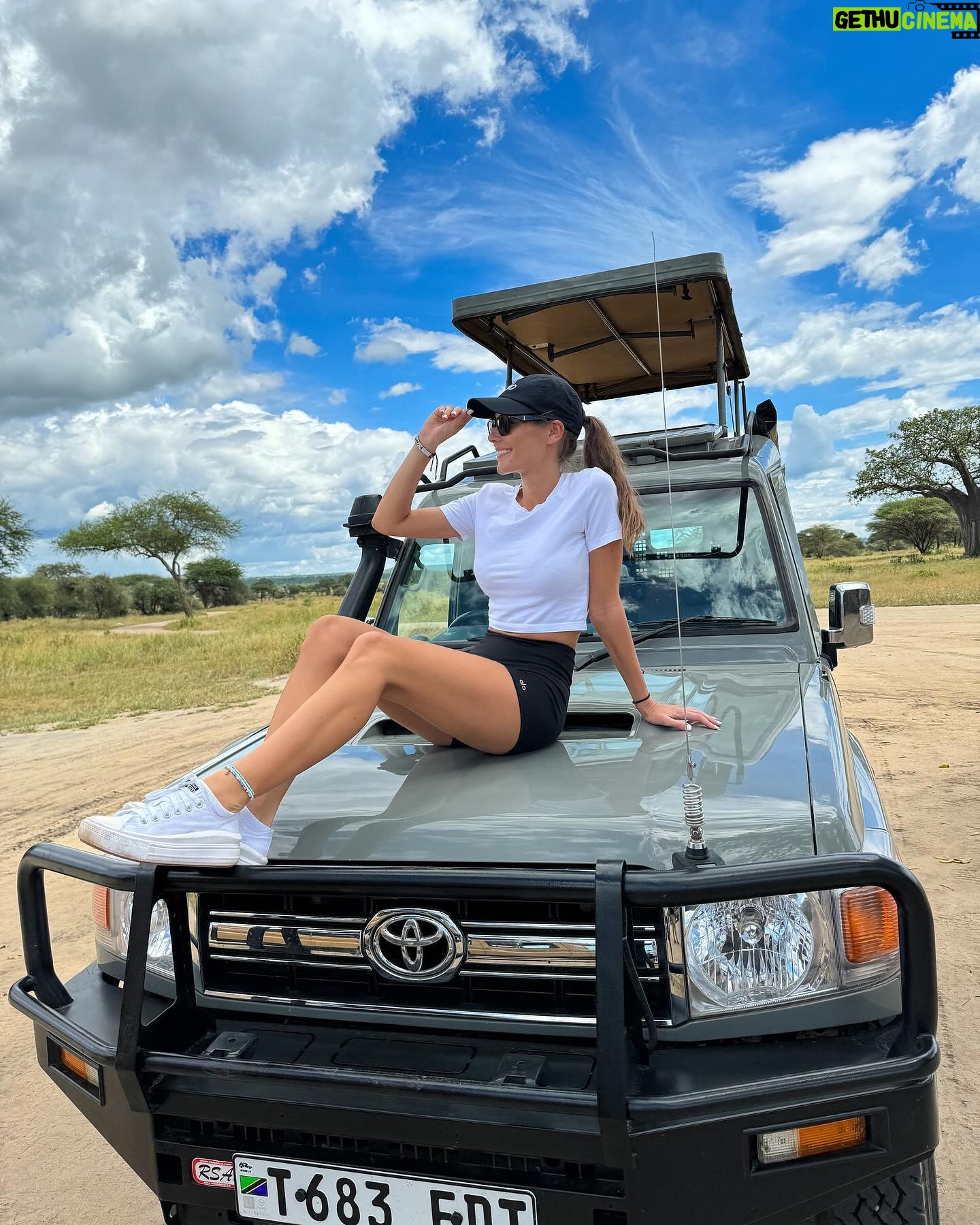 Karolína Kokešová - 1.3K Likes - Safari girls 🦁👯♀️
Národní parky Tarangire a NgoroNgoro.
2 parádní dny, zážitek na celý život. A poštěstilo se nám a sice nemám foto, ale viděly jsme dokonce i leoparda - což je dost vzácnost….prostě nám přešel jen tak přes cestu 😍🐆
Safari by @ales_malar
#tanzania #safari #ngorongoro #Tarangire