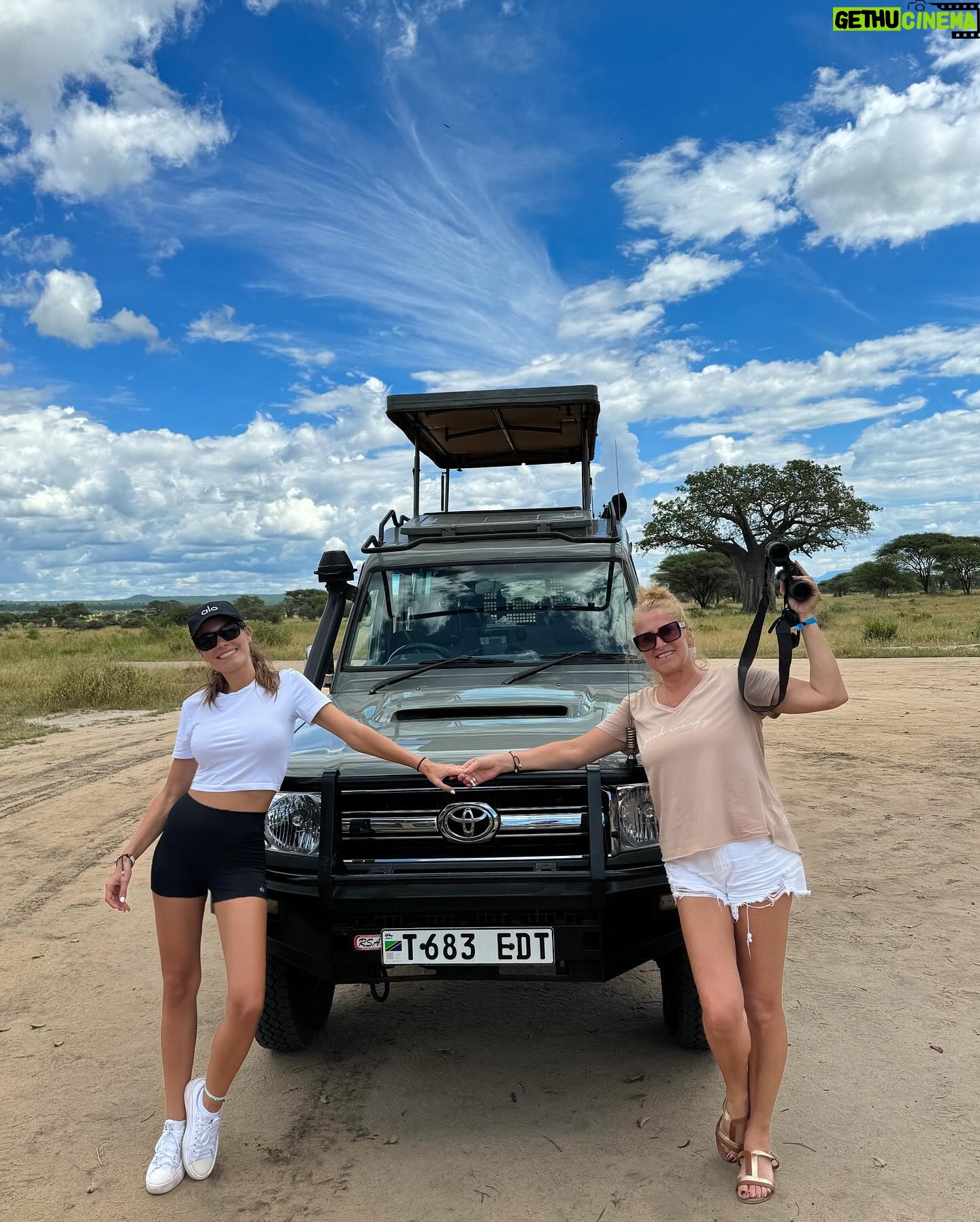 Karolína Kokešová - 1.3K Likes - Safari girls 🦁👯♀️
Národní parky Tarangire a NgoroNgoro.
2 parádní dny, zážitek na celý život. A poštěstilo se nám a sice nemám foto, ale viděly jsme dokonce i leoparda - což je dost vzácnost….prostě nám přešel jen tak přes cestu 😍🐆
Safari by @ales_malar
#tanzania #safari #ngorongoro #Tarangire