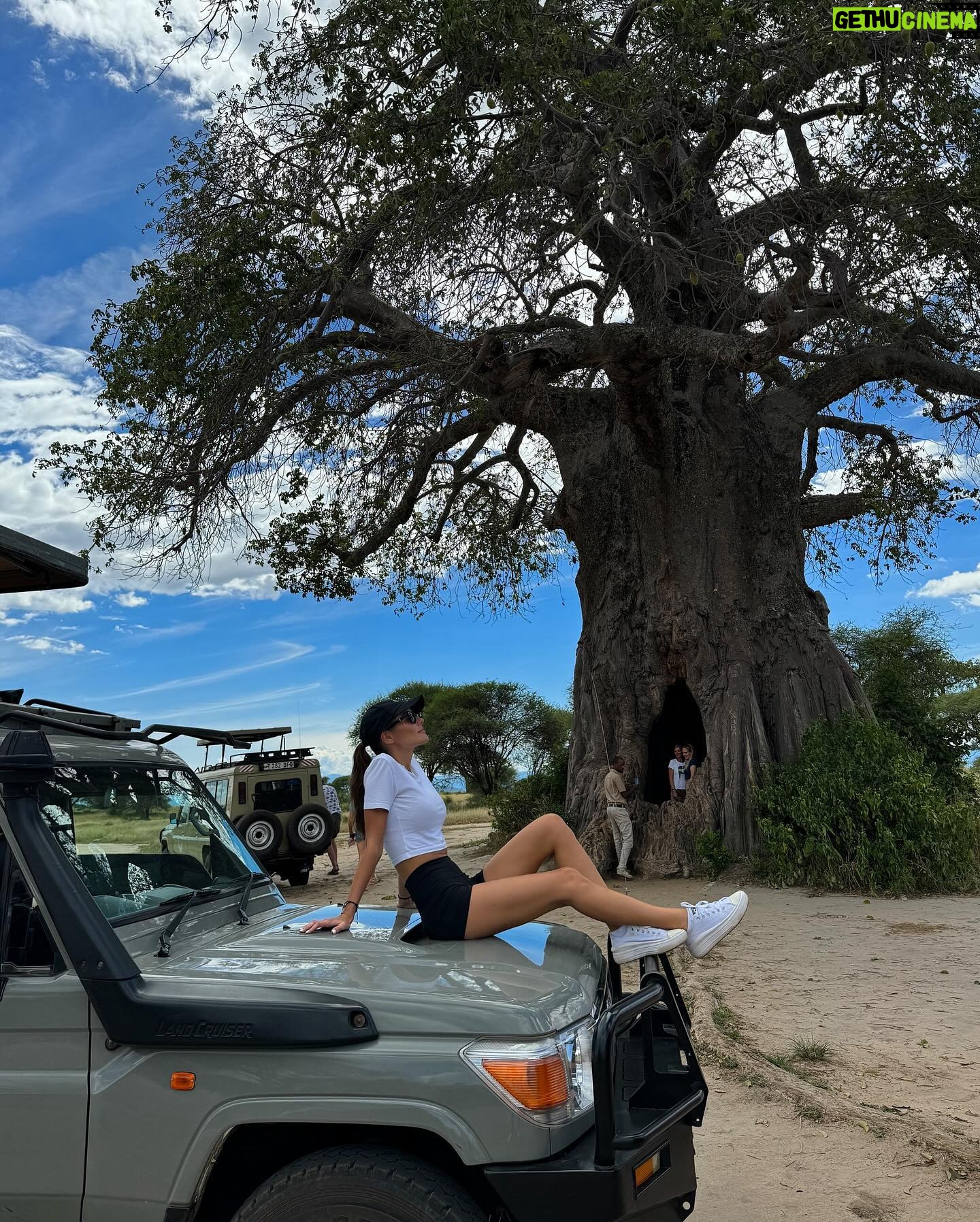Karolína Kokešová - 1.3K Likes - Safari girls 🦁👯♀️
Národní parky Tarangire a NgoroNgoro.
2 parádní dny, zážitek na celý život. A poštěstilo se nám a sice nemám foto, ale viděly jsme dokonce i leoparda - což je dost vzácnost….prostě nám přešel jen tak přes cestu 😍🐆
Safari by @ales_malar
#tanzania #safari #ngorongoro #Tarangire