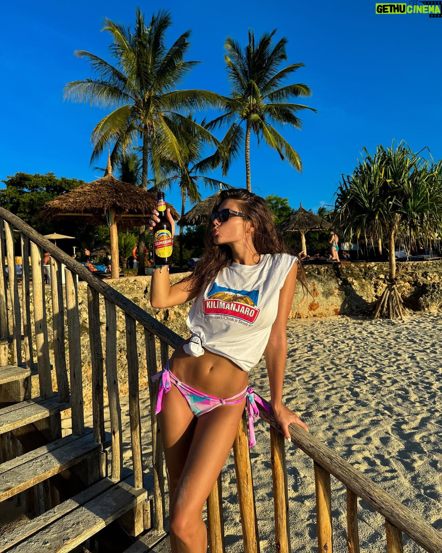 Karolína Kokešová - 12.7K Likes - Jó, už jsme tu dobrý týden a nějak se Vám zapomínám hlásit 😅..ale ani nevíte jak je mi hezky.
Konečně normálně jím, funguju, užívám si.
Je to paráda a i když nám tady už každý den prší, jelikož začíná dešťová sezóna, je to fakt vykoupení.
No a tohle triko jsem si nemohla nekoupit 😉
Kilimanjaro - If you can’t climb it, drink it!
To plním opravdu důkladně 😄…tak třeba to real vyjde nějaký další rok 🤩💪 #Zanzibar #happyme #happykid