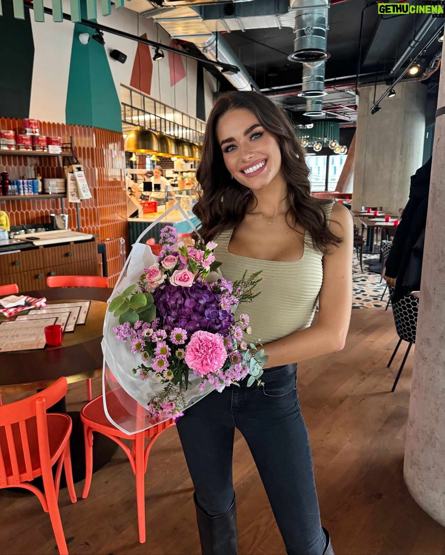 Karolína Kokešová - 4.3K Likes - Dnes mě konečně vyvenčily moje holky a popřály mi k narozkám ❤️…no a kde jinde než v naší oblíbené L’Osterce! 🥳🍝 #happybirthdaytome #yummyyum