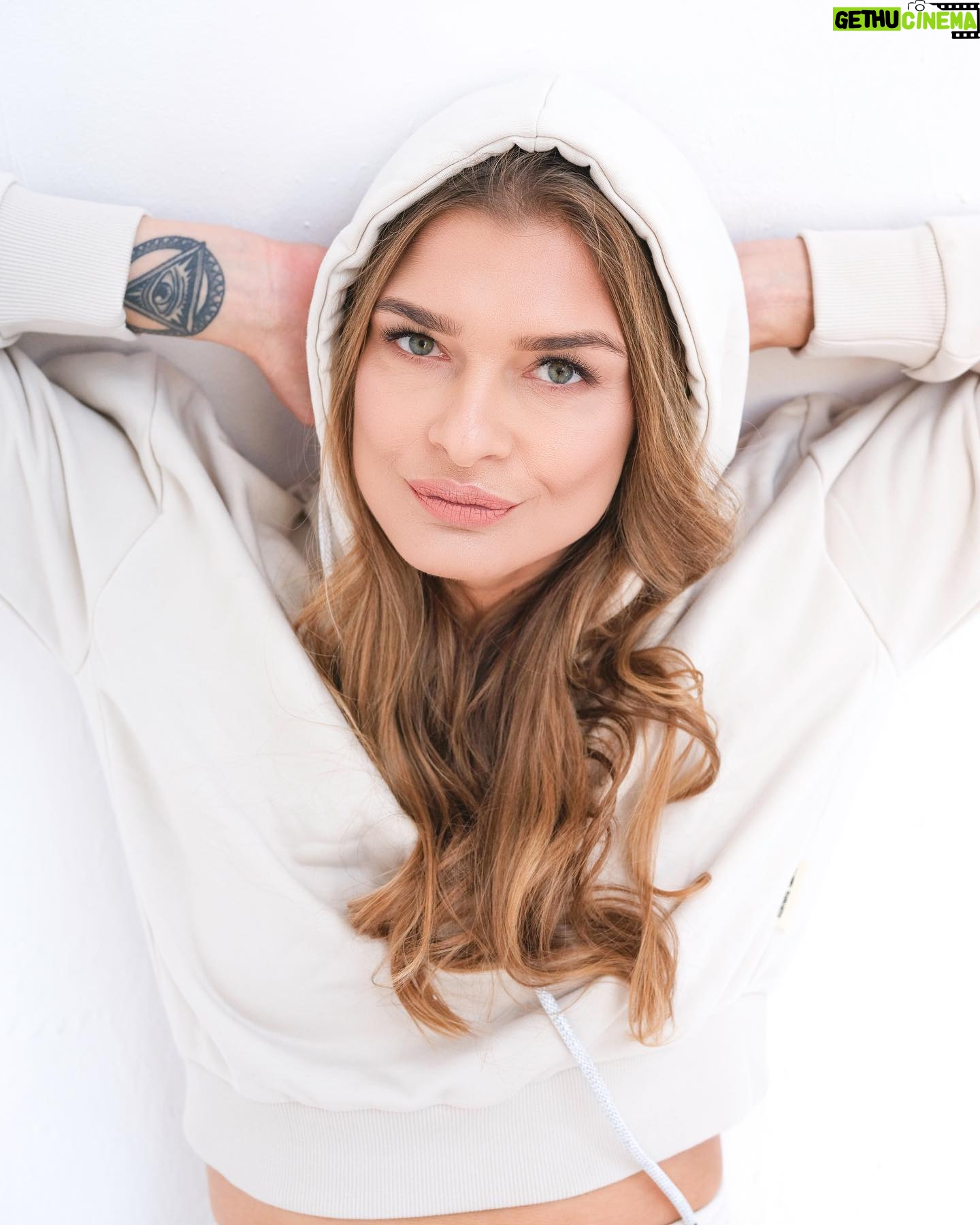 Karolina Muller Instagram - What’s your favorite streetwear brand? One of my latest discoveries is the high quality and very cozy @zombiedashbrand made in Poland, I just love what they offer for the entire family. These photos were taken during my visit to Warsaw by an amazing photographer @dawidowiczphoto with whom was a true pleasure working at a beautiful wear-house studio. Make up and hair were done @ksisters_salon @st_ilo.cosmetology_visage Do you like streetwear brands? Which one is your favorite? Comment on... . . . . . #poland #fashion #polishbrand #ootd #photographylovers #wspierampolskiemarki #polskamarka #me #photography #beautyphotography #polskiprodukt #polishgirl #photooftheday #madeinpoland #rękodzieło #photo #polskaprodukcja #polskadziewczyna #polskamarka #zombiedash #zombiedashbrand #zombiedashcrew #moda #celebritystyle #fashionstyle #actor #model #celebrity #karolinamuller #karolinamullerofficial @karolinamullerofficial