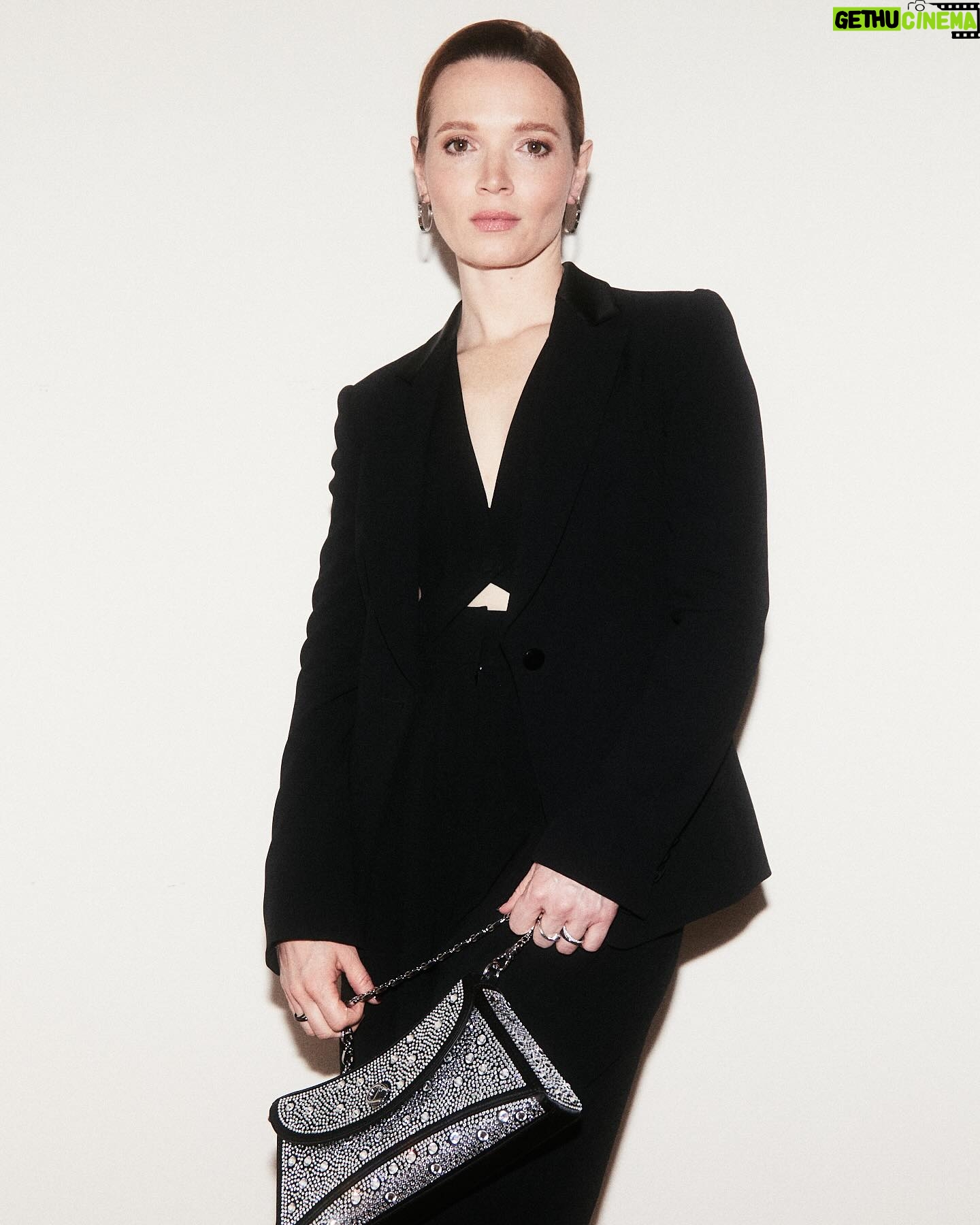Karoline Herfurth Instagram - @emporioarmani 💫 @cartier 💫 @berlinale 💫 @jonashuckstorf 💫 @warnerbrosde 💫