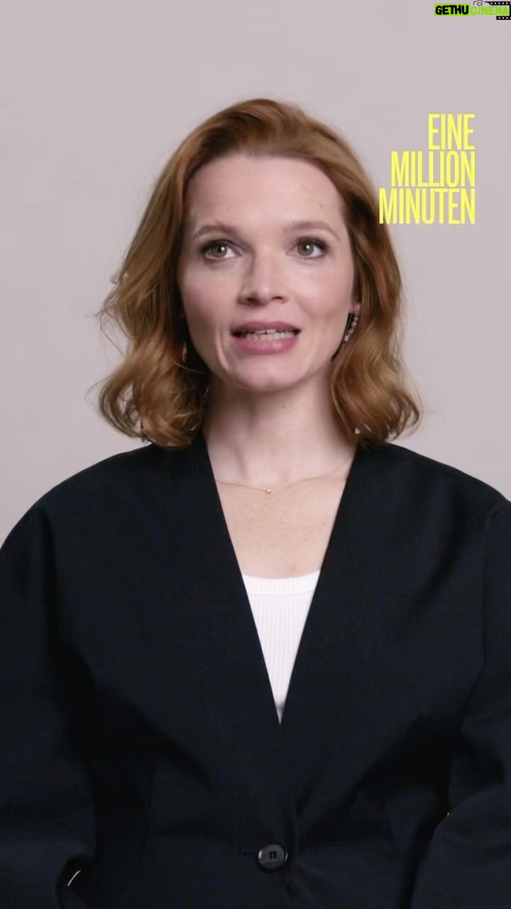 Karoline Herfurth Instagram - Was macht ihr mit einer Million Minuten? #einemillionminutenfilm ✨