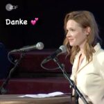 Karoline Herfurth Instagram – Danke an den #clubderfilmjournalistenberlin für diese Ehre! 💕 ✨Danke für den #ernstlubitschpreis 💕 ✨Danke für den schönen Abend und die Wahnsinnstorte!! 💕✨
Sichtbarkeit. Nicht für mich, sondern für Frauengeschichten und Frauenerfolge. Das bedeutet mir dieser Preis. 💕✨
Danke an das @zdfmediathek für das Bildmaterial! 💕
@wunderschoen_film #einfachmalwasschönesfilm ✨💕