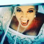 Karoline Herfurth Instagram - Im Rahmen der @berlinale #retrospektive durfte ich einen Film im Genre coming-of-age auswählen, der mir sehr viel bedeutet. Muriel‘s Wedding war in meiner Jugend zwischen den ganzen idealisierten Kuschelrockphantasien auf Leinwand die Tür zu einer anderen, liebevolleren Welt. Heiraten ist Muriels großer Traum. Sie glaubt, wenn sie von einem Mann gewollt und geheiratet wird, ist sie endlich etwas wert. Dann lernt sie ausversehen ihre erste richtige Freundin kennen und bekommt durch sie eine Ahnung davon, wie sich echter Selbstwert anfühlen könnte. Am Ende schafft sie es, sich von ihrer depressiven Mutter und dem dominanten Vater zu lösen, lässt falsche Ideale falsche Ideale sein und beginnt, bei sich selbst anzukommen. Auch heute als Filmemacherin ist dieser Film ein absolutes Vorbild mit seiner Mischung von Tragik und Komik, Leichtigkeit, Rhythmus und Emotionalität. Außerdem ist er voll mit @abba -Songs 😬 Wer Lust bekommen hat, Muriels Wedding auf der @berlinale im Kino zu gucken: Sonntag, 19.2., 16:00 Uhr / Tickets ab 16.2. Samstag, 25.2., 21:30 Uhr / Tickets ab 22.2. Copyright Filmplakat: © Newen Connect 2. Bild Quelle: Deutsche Kinemathek, © SIGMA LTYS #BerlinaleClassics #Retrospective #DeutscheKinemathek