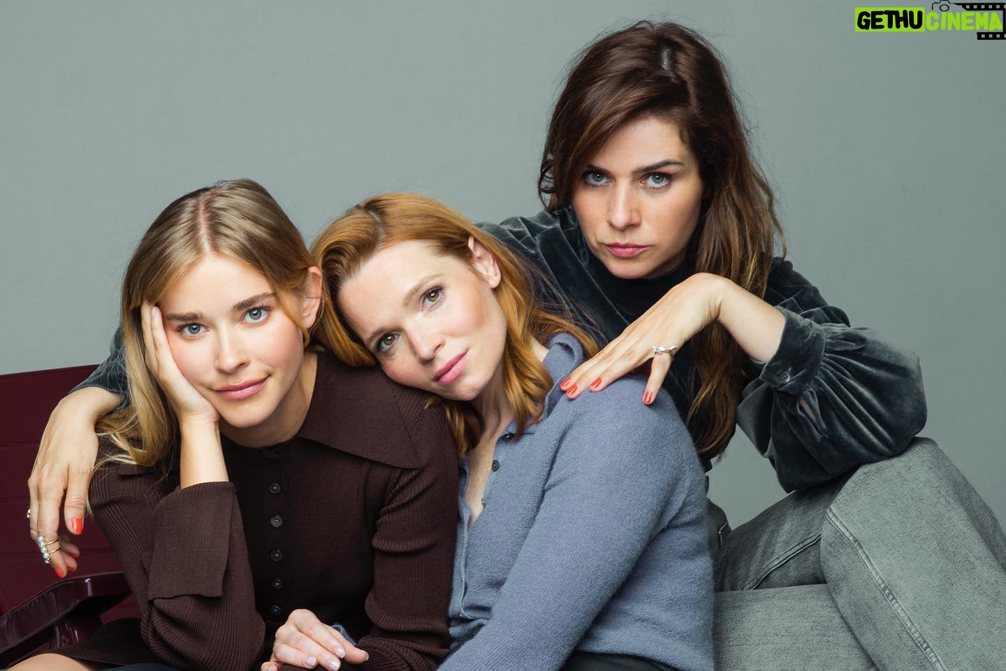 Karoline Herfurth Instagram - ✨einfach mal schöne Momente photobomb 4/4 💕 #einfachmalwasschönesfilm hat den #ernstlubitschpreis bekommen ✨ Photocredit @annewilk @warnerbrosde @hellingerdoll @lilie2apr @christopherfdoll @monyfaessler @l.bosch @gottschila @normatschernau @jasminshakeri @emilia.schuele @milenatscharntke @friedrichmuecke @joachimkrolofficial @dilaraaylin.zm @aaronaltaras @melika_foroutan_ @knauprecords @mona.pirzad @lena_stahl_official @kathiangerer_official @benlitwinschuh @linusbade @nicostank @frederic.linkemann.official @waulpalther @elzemarieke_de_vos @coco.carjell @carolinkarnuth_official #maxibrückner #martinagedeck @francis3000 @victor.kadam @noahjoelkraus