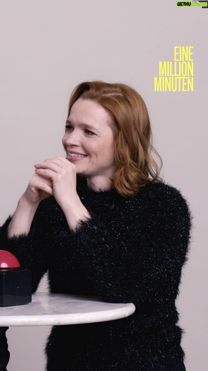 Karoline Herfurth Instagram - Wer reist im Schlafanzug mit FlipFlops? @karolineherfurth und @rurikgislason spielen das 5 Sekunden Spiel. EINE MILLION MINUTEN - Ab 1. Februar nur im Kino. #einemillionminuten #warnerbrosde