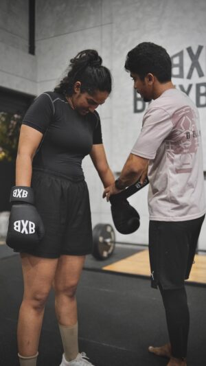 Karthika Muralidharan Instagram - Sweating and dancing, that’s how she roll 🥊💪🏻

All the way from mumbai to @boxxburn.in 🛩️

#boxxburnkochi #boxing #noplacelikeboxxburn
