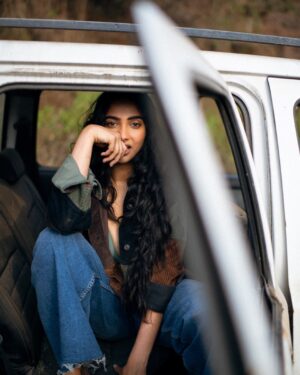 Karthika Muralidharan Instagram - Hot refugee vibes for today afternoon 🦌
.

📸 - everybody’s fav @bharat_rawail 🌼