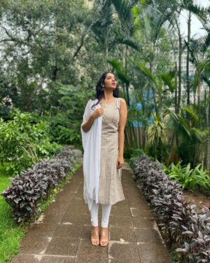 Karthika Muralidharan Instagram - My hair is stealing my main character energy and Drake cant find his Rolex in his mansion. 

Link in Bio to send us your sympathies. Every bit counts 🌸