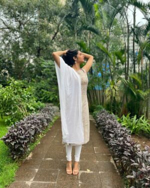 Karthika Muralidharan Instagram - My hair is stealing my main character energy and Drake cant find his Rolex in his mansion. 

Link in Bio to send us your sympathies. Every bit counts 🌸