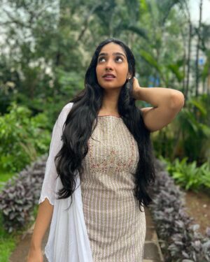 Karthika Muralidharan Instagram - My hair is stealing my main character energy and Drake cant find his Rolex in his mansion. 

Link in Bio to send us your sympathies. Every bit counts 🌸