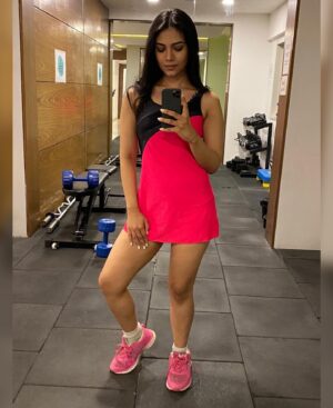 Kashish Rai Instagram - Khamoshi aur Shor ko takrane do..
Isi Kashmakash ko Dil dhadkane do..🤍
#musings 
.
#live #love #laugh