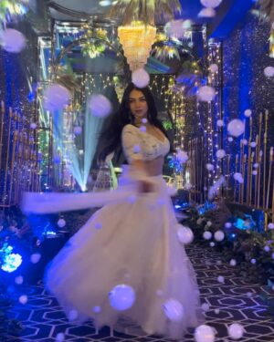 Kashish Rai Instagram - Lamhon ki khatayein… lafzon mei kaise batayein…
#weddingdaseasonhai 
.
#live #love #laugh