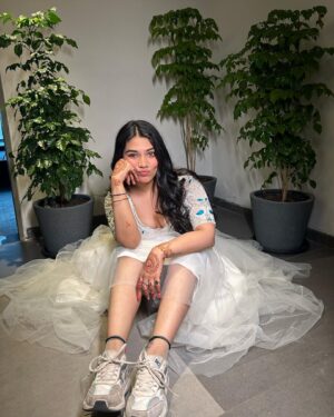 Kashish Rai Instagram - Lamhon ki khatayein… lafzon mei kaise batayein…
#weddingdaseasonhai 
.
#live #love #laugh