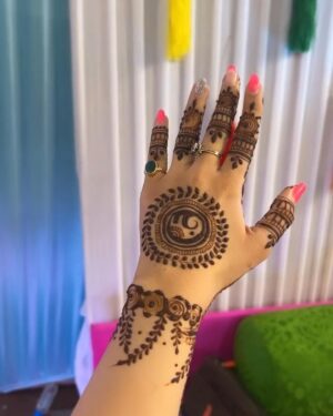 Kashish Rai Instagram - Lamhon ki khatayein… lafzon mei kaise batayein…
#weddingdaseasonhai 
.
#live #love #laugh