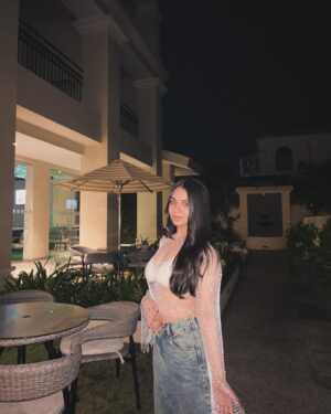 Kashish Rai Instagram - Found the caption in a song.. to socha kyun mehnat karoon🤭
.
#live #love #laugh