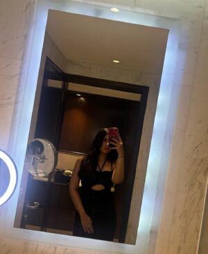 Kashish Rai Instagram - Khamoshi aur Shor ko takrane do..
Isi Kashmakash ko Dil dhadkane do..🤍
#musings 
.
#live #love #laugh