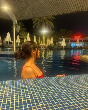 Kashish Rai Instagram - Every time I see my previous vacation pictures, I plan another trip. Does that happen to you too?😅
.
#live #love #laugh