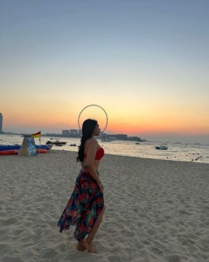 Kashish Rai Instagram - Every time I see my previous vacation pictures, I plan another trip. Does that happen to you too?😅
.
#live #love #laugh