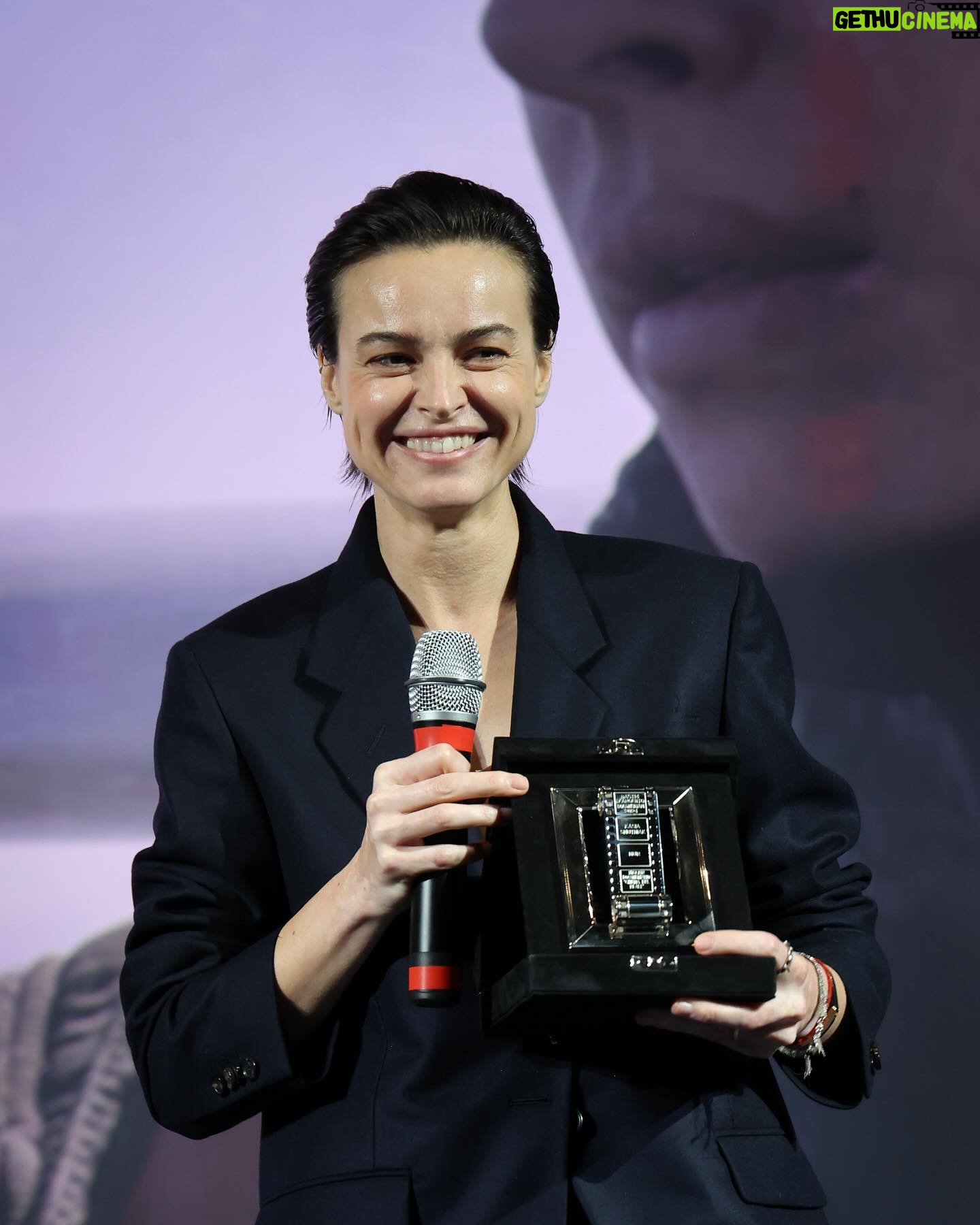 Kasia Smutniak Instagram - „MUR „ Miglior Documentario 2024 #cinemadreale Nastri d’Argento @nastridargento @fandango_official @fandango.sales #lucecineccita * @loropiana #loropiana #adv @fosforopress @gloriaripamonti @leonardo_puccini_photos #SNGCI