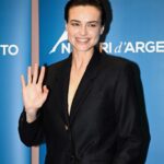 Kasia Smutniak Instagram - “MUR’ vince il Nastro d’Argento come miglior documentario !!!! “MUR’ Najlepszym Filmem Dokumentalnym Roku nagroda przyznawana przez dziennikarzy i krytyków Srebrna Wstążka ( Nastro d’Argento ) 🎉🎉🎉 Quando siamo partire con @ziamare nel marzo 22 per il confine polacco , la guerra in Ucraina era scoppiata da pochi giorni . La preoccupazione che percepivo intorno a noi era rivolta al confine ucraino , alla nostra sicurezza . Io , invece , sapevo che non sarebbe stata la guerra il mio ostacolo principale e le paure , tutte ed infinite , erano rivolte al confine a poche decine di chilometri a nord , la Bielorussia . In una zona ,dove l’accesso era vietato , le riprese impossibili e le conseguenze tutte da scoprire . Un luogo ,dove le regole della moralità su quale si basa la nostra l’intera esistenza erano saltate e purtroppo ,a distanza di 2 anni ,non è ancora cambiato nulla . Vorrei ringraziare il Sindacato Nazionale Giornalisti Italiani perché in una voce di dissenso, in un atto di disobbedienza , hanno riconosciuto un’opera d’arte. Oggi , più importante che mai * Presentato in anteprima mondiale al Toronto International Film Festival e successivamente alla Festa Del Cinema Di Roma nella sezione Special Screening, prodotto da Domenico Procacci , Laura Paolucci e Kasia Smutniak e scritto da Kasia Smutniak e Marella Bombini . Una produzione Fandango in associazione con Luce Cinecittà è una distribuzione Luce Cinecittà. * #nastridargento #nastridargento2024 #murdocumentario #documentari2024 #cinemadelreale @loropiana #loropiana #adv #mur