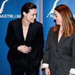 Kasia Smutniak Instagram - “MUR’ vince il Nastro d’Argento come miglior documentario !!!! “MUR’ Najlepszym Filmem Dokumentalnym Roku nagroda przyznawana przez dziennikarzy i krytyków Srebrna Wstążka ( Nastro d’Argento ) 🎉🎉🎉 Quando siamo partire con @ziamare nel marzo 22 per il confine polacco , la guerra in Ucraina era scoppiata da pochi giorni . La preoccupazione che percepivo intorno a noi era rivolta al confine ucraino , alla nostra sicurezza . Io , invece , sapevo che non sarebbe stata la guerra il mio ostacolo principale e le paure , tutte ed infinite , erano rivolte al confine a poche decine di chilometri a nord , la Bielorussia . In una zona ,dove l’accesso era vietato , le riprese impossibili e le conseguenze tutte da scoprire . Un luogo ,dove le regole della moralità su quale si basa la nostra l’intera esistenza erano saltate e purtroppo ,a distanza di 2 anni ,non è ancora cambiato nulla . Vorrei ringraziare il Sindacato Nazionale Giornalisti Italiani perché in una voce di dissenso, in un atto di disobbedienza , hanno riconosciuto un’opera d’arte. Oggi , più importante che mai * Presentato in anteprima mondiale al Toronto International Film Festival e successivamente alla Festa Del Cinema Di Roma nella sezione Special Screening, prodotto da Domenico Procacci , Laura Paolucci e Kasia Smutniak e scritto da Kasia Smutniak e Marella Bombini . Una produzione Fandango in associazione con Luce Cinecittà è una distribuzione Luce Cinecittà. * #nastridargento #nastridargento2024 #murdocumentario #documentari2024 #cinemadelreale @loropiana #loropiana #adv #mur