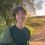 Kasia Smutniak Instagram – ‘MUR’ candidato come miglior documentario dell’anno David di Donatello 2024 .
Girato in sole 2 settimane, senza una troupe, senza le telecamere professionali , da due tipe che non hanno mai fatto nulla di simile . Un po’ una pazzia . Ma come sono felice che il tempo passato a montare , rimontare , pulire , mettere apposto ogni minimo dettaglio , ha ripagato . Questa candidatura è per chi si è preso quel 100 ore di girato e non è scappato . Ilaria Fraioli , la montatrice , per prima 😂. E poi i Tecnici del suono , post produzione , color , grafiche , le musiche .. Chi ha lavorato per fare le traduzione dal polacco , dal curdo .. chi non capiva un cavolo e mi seguiva lo stesso . 
Zehra Dogan che ha disegnato il nostro poster sulla vecchia carina polacca , e abbiamo pianto . 

La  pazza totale di Marella Bombini❤️ che è venuta con me , ha corso per i boschi polacchi , si emozionava a vedere i sole sorgere nelle paludi gelide del nord , con le foglie nei capelli , con il cuore pieno di paura , di speranza .

Alex , il ragazzo che è venuto a fare delle dronate  al confine ( un’altro pazzo ) ed si è trovato a fare l’operatore . Con il cuore in gola anche lui . 

E sopratutto la mia famiglia più stretta @fandango_official , le donne e  gli uomini che credono in quello che fanno , perché amano davvero quello che fanno . Un sentimento contagioso che auguro ad ogni artista di provare . Il supporto e tutto . Forse avrei mollato prima . 
No, non è vero , non avrei mollato mai . Ma non avrei fatto un film bello, bello  così . Di questo ne sono certa 🙏 
Grazie @premidavid  e in bocca al lupo a tutti i candidati !