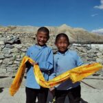 Kasia Smutniak Instagram - Quando penso , se è ancora possibile avere fiducia in un mondo migliore , penso a loro . Ai bambini che stanno crescendo insieme a me , nella scuola in cima al mondo ( 3800 mica uno scherzo ) in una regione dell’Himalaya , chiamata la Terra Del Antico Regno del Lo , oppure L’ultimo Tibet . Penso a loro ,che ogni mattina si svegliano e cominciamo la giornata meditando e pregando per il bene degli altri ( e qui la fondamentale differenza ) , per la felicità di ogni essere vivente , senza distinzioni . Il resto della giornata passano a mettere in pratica questo concetto . Passano una vita a mettere in pratica la felicità degli altri, e di consequenza , la loro . Sono nata però , nella parte del globo dove la felicità è strettamente legata al bene dell’individuo . Dove prima si pensa alla@propria , poi, se mai , a quella degli altri. È il resto del mio tempo passo e cercare a comprendere una concetto che per me , per natura , per storia , e difficile da capire . Eppure , sarebbe così semplice . Il nuovo anno accademico , nella Ghami Solar School, è appena cominciato . Bello pensare che c’è un gruppetto di esserini che meditano il bene universale senza se e senza ma ☮️🙏❤️ #ghamisolarschool #Mustang #Nepal @pietrotariconeonlus