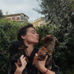 Kasia Smutniak Instagram – Mannaggia a me potevo prendermi dei bassotti maculati così mi confondevo invece ne ho 5 disgraziati con qualche macchia  ma scura quindi non vale
