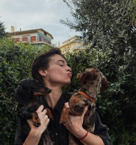 Kasia Smutniak Instagram - Mannaggia a me potevo prendermi dei bassotti maculati così mi confondevo invece ne ho 5 disgraziati con qualche macchia ma scura quindi non vale