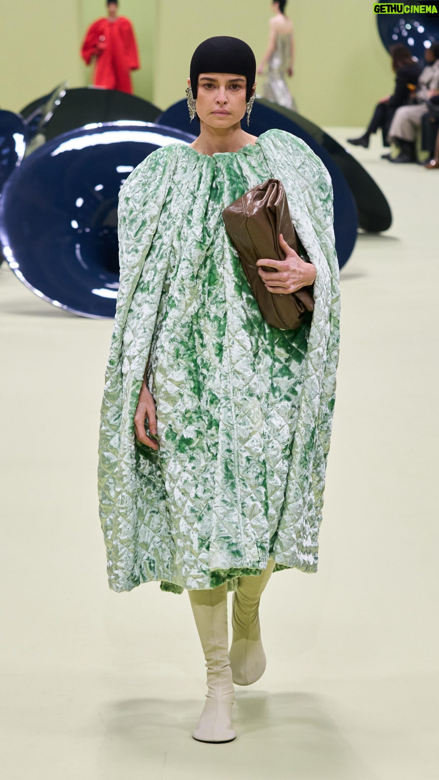 Kasia Smutniak Instagram - In occasione della #MilanFashionWeek abbiamo seguito @lasmutniak mentre si preparava per lo show autunno/inverno 2024-2025 di @jilsander. Dal make-up all’hairstyle fino agli ultimi ritocchi prima della passerella, scopri tutti i dettagli nel video realizzato insieme a #VogueItalia. #VogueEvents #MFW Credits Filmmaker: @tomin_merighi Sound: @pitcolombo Editor: @marzioemme Creative Producer: @jamie__mancini On-set Producer: @martiabbondanza Production Coordinator: @sofiasetti_ Production Manager: @tatianaconter Casting Video Coordinator, TTG: @vrishabhasharma Casting Video Manager, TTG: @fr_aligerot